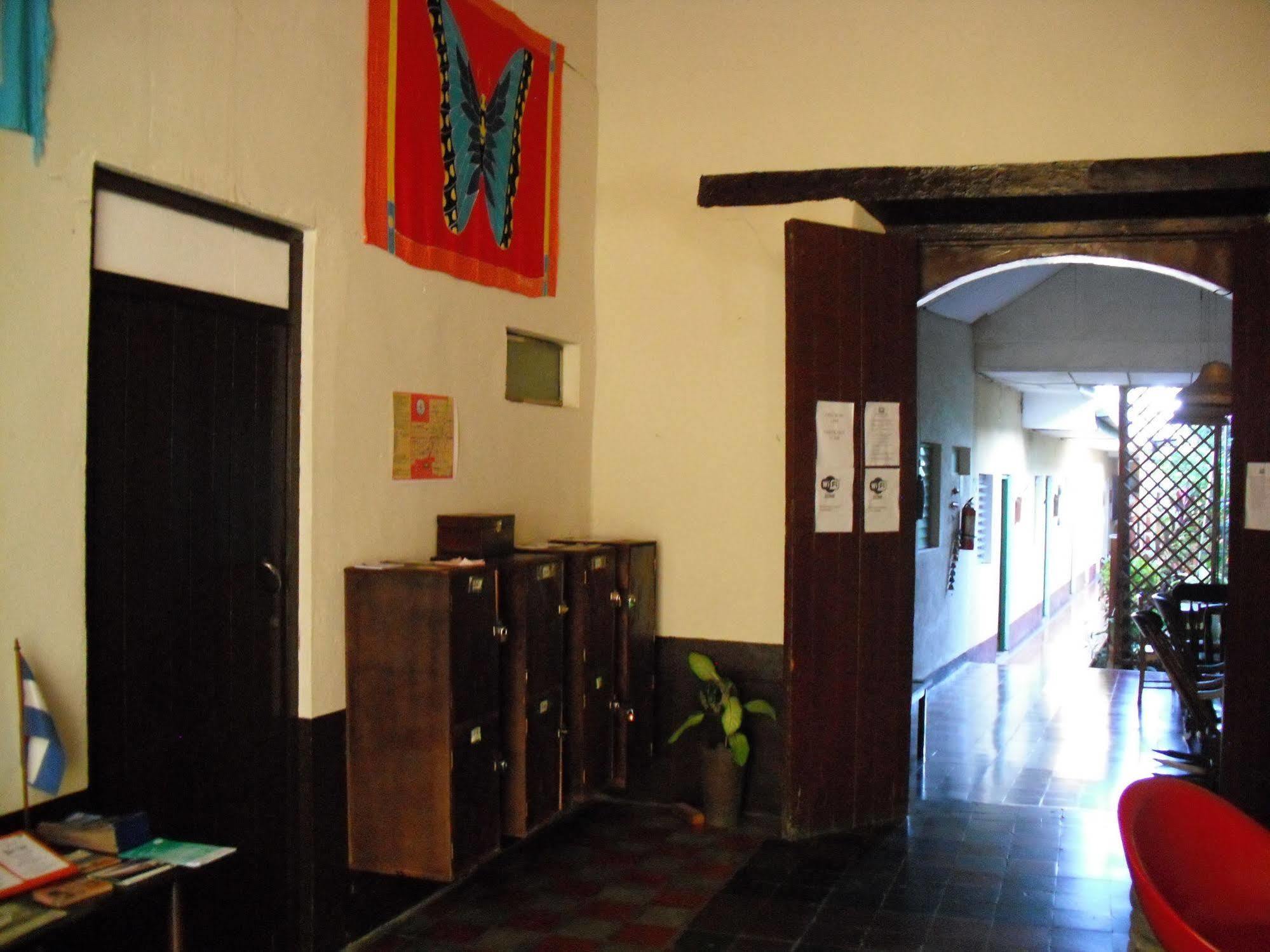 Hostal Casa Ivana Leon Exterior photo